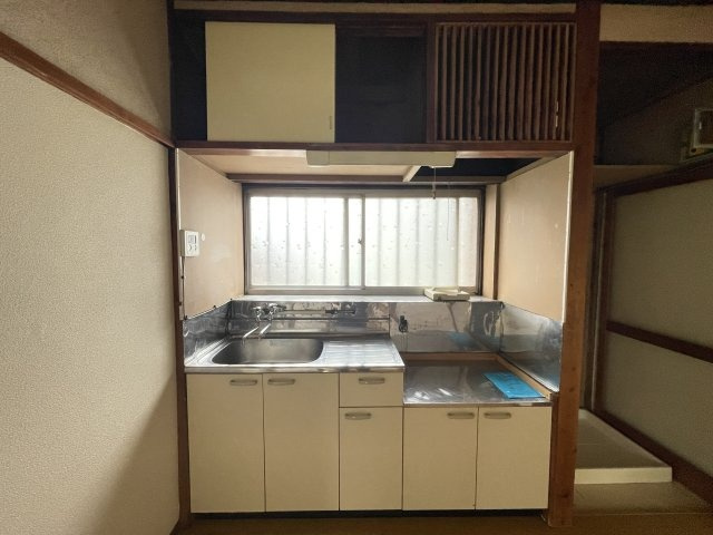 岸二軒長屋Bの内装|明るい色調の室内です