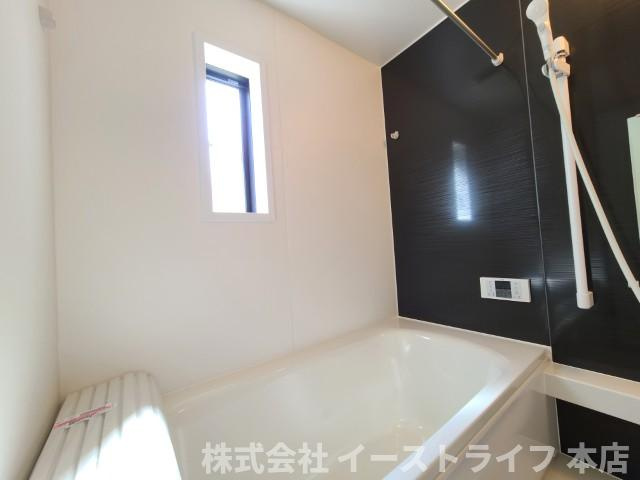 【新築戸建】　いわき市錦町第31の浴室|1号棟写真　リラックスできる雰囲気の浴室です。洗い場が広々としています。浴槽も広くリラックスするには最適です。