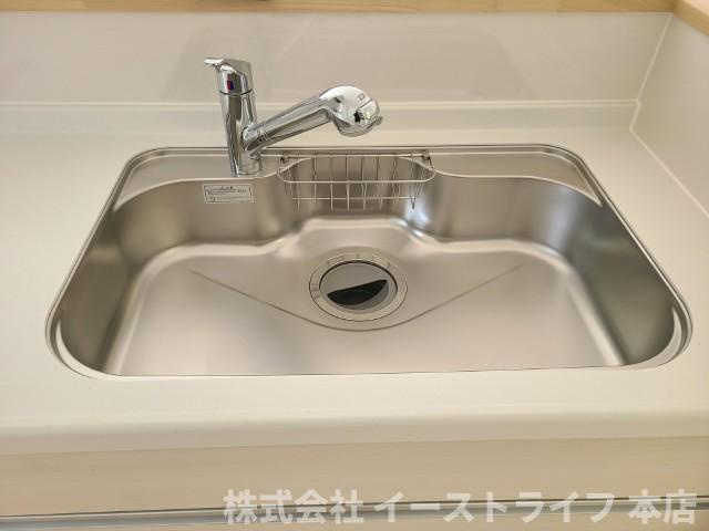 【新築戸建】　いわき市錦町第31のキッチン|1号棟写真　浄水器一体型水栓です。お掃除がしやすいのもシステムキッチンの魅力です(^^)/
