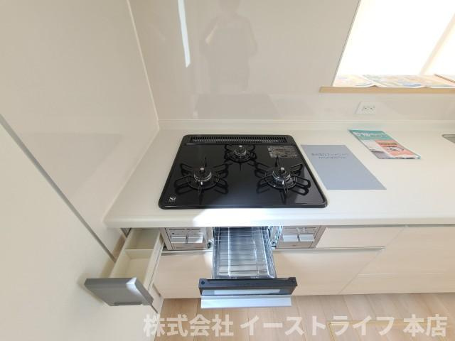 【新築戸建】　いわき市錦町第31のキッチン|1号棟写真　コンロが3口ついていて、お料理が好きな方にも、時短したい方にも嬉しいです♪調味料入れ、魚焼きグリルも付いています