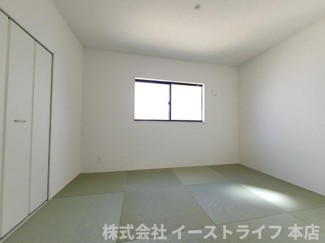 【新築戸建】　いわき市錦町第31の和室|1号棟写真　和室は遮音性に優れており、フローリングよりも柔らかいため、お子様のいるファミリーに人気です