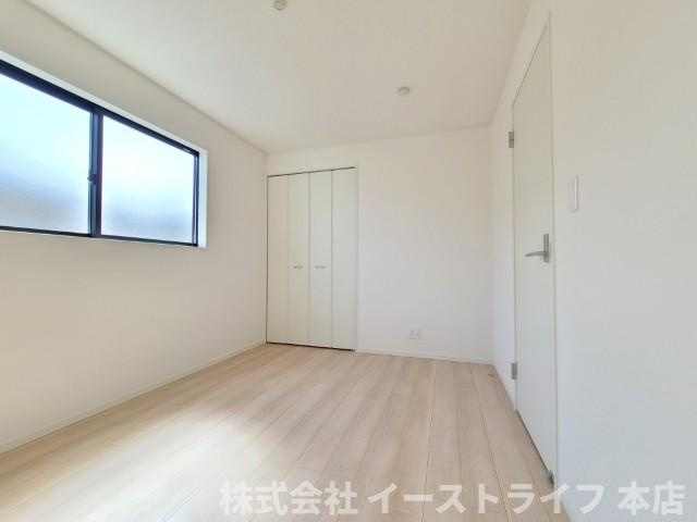 【新築戸建】　いわき市錦町第31の子供部屋|1号棟写真　家具などのインテリアともマッチしておしゃれ感が出しやすく、身の回りの整理がしやすいのも洋室の魅力です◎