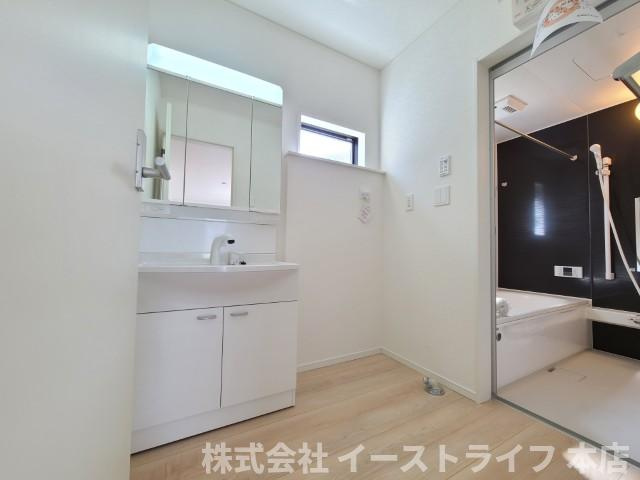 【新築戸建】　いわき市錦町第31の独立洗面台|1号棟写真　朝の身支度に便利な独立洗面台です。3面鏡で鏡の裏には収納スペースがあり、小物などをすっきり片づけることができます。