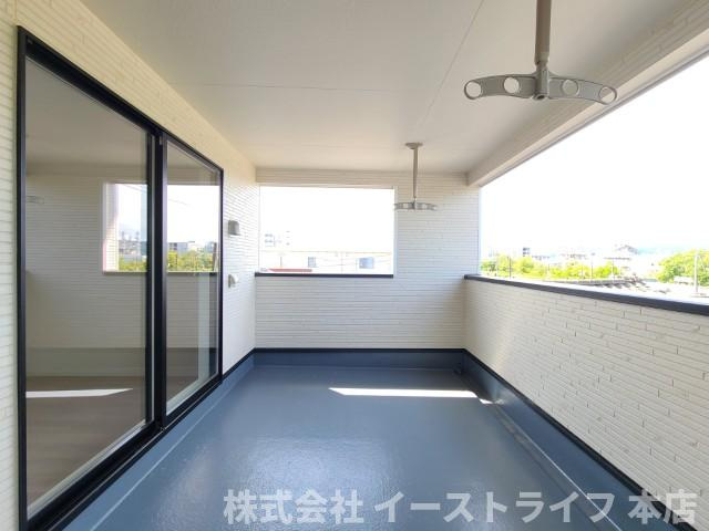 【新築戸建】　いわき市錦町第31のバルコニー|1号棟写真　インナーバルコニーは広々としていてお洗濯が楽ちんです。また日当たりを好む植物を育てるにはぴったりの空間なので、ガーデニングの場としても楽しむことができます◎