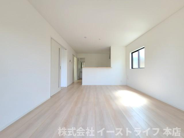 【新築戸建】　いわき市錦町第31の居間・リビング|1号棟写真　広いリビングは、ご家族でゆっくりくつろぎたい方におすすめです。