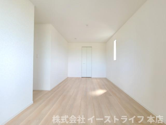 【新築戸建】　いわき市錦町第31の寝室|1号棟写真　フローリングのお部屋は耐久性があり傷が付きにくいので、一般的な使用ではメンテナンスはあまり必要ありません。また、汚れたらさっとふき取るだけで、きれいな場外を保つことができます。