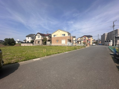 【前面道路含む現地写真】 | 【久下第7期　現地外観】
※令和7年7月時点
