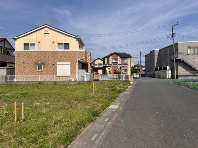 【前面道路含む現地写真】 | 【久下第7期　現地外観】
※令和7年7月時点