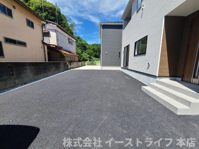 【新築戸建】　いわき小名浜君ヶ塚町第1　限定1棟の駐車場|同社施工写真　カースペースです（3台駐車可能）