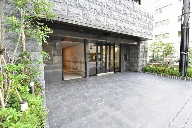 プレサンス新町ウィズジョイのエントランス