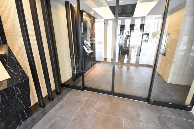 プレサンス新町ウィズジョイのエントランス