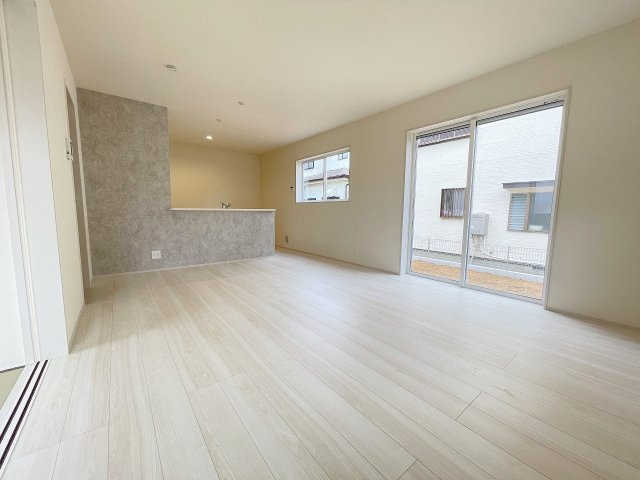 三郷市彦糸1丁目　新築戸建　全5棟　3号棟の居間・リビング|同施工会社の参考写真になります。
