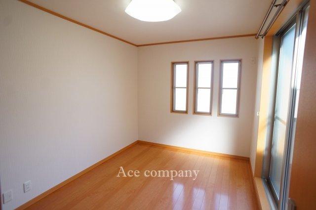 【子供部屋】 | 東大阪市若江東町1丁目 | 【2階：東側洋室6帖】バルコニーに面したお部屋です☆