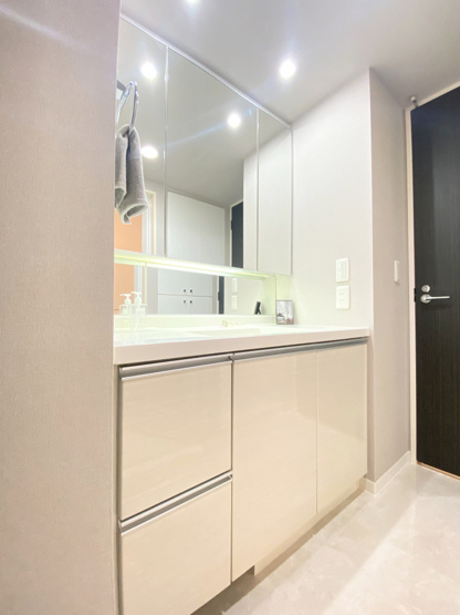 【独立洗面台】 | BELISTA衣笠駅前弐番館 | 三面鏡付洗面化粧台（クリーニング済）