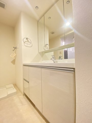 【独立洗面台】 | BELISTA衣笠駅前弐番館 | 三面鏡付洗面化粧台（クリーニング予定）