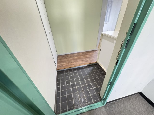 山晃社ビルの玄関