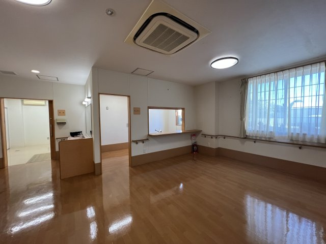 津山市二宮　デイサービス跡の洋室