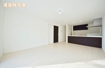 【居間・リビング】 | 横浜市戸塚区汲沢5丁目 中古戸建 全1棟 | こちらの写真は建築時のものです。現況と異なる場合がございますので、ぜひ現地にてご確認ください。