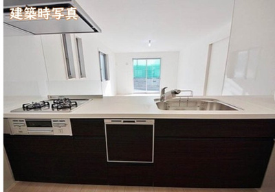 【キッチン】 | 横浜市戸塚区汲沢5丁目 中古戸建 全1棟 | こちらの写真は建築時のものです。現況と異なる場合がございますので、ぜひ現地にてご確認ください。