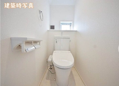 【トイレ】 | 横浜市戸塚区汲沢5丁目 中古戸建 全1棟 | こちらの写真は建築時のものです。現況と異なる場合がございますので、ぜひ現地にてご確認ください。