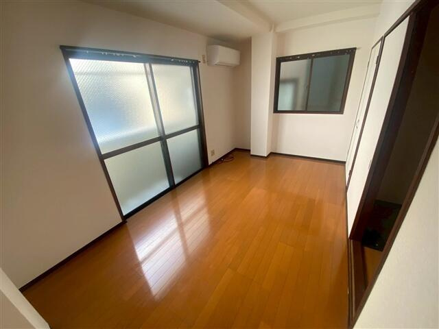 山崎ビルの洋室