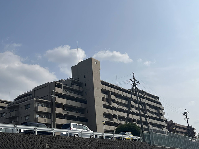 サンロイヤル箕面コスモ1号館の外観