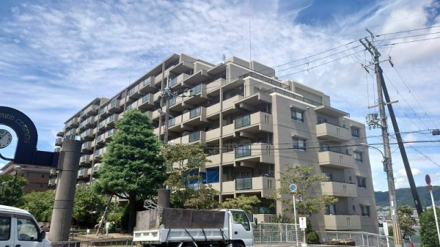 サンロイヤル箕面コスモ1号館の外観