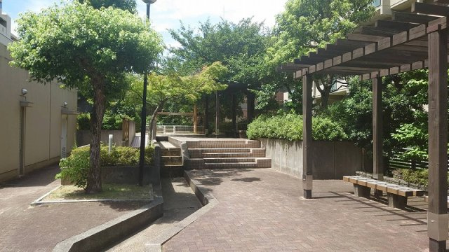 サンロイヤル箕面コスモ1号館の外観