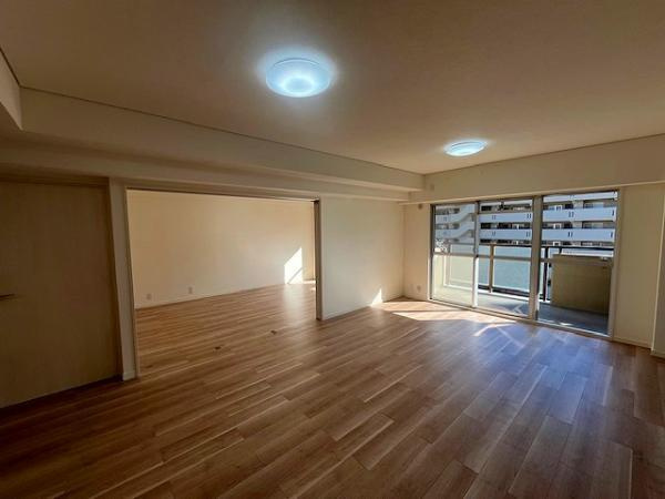 サンロイヤル箕面コスモ1号館の居間・リビング