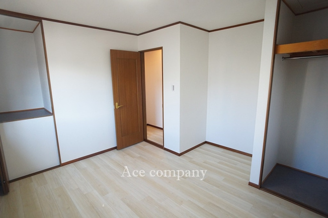 【寝室】 | 八尾市宮町1丁目 | 【3階：洋室7帖】2ヶ所に収納完備です♪（クローゼット＋腰高物入）