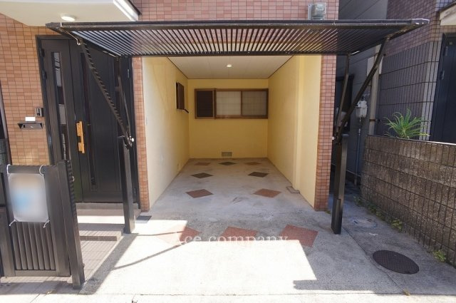 【駐車場】 | 八尾市宮町1丁目 | 車庫内塗装済みです☆