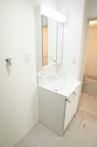 【洗面所】 | マ・メールロア大和田 | 洗面台のミラー後ろ側は収納に。