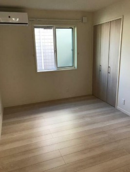 【寝室】 | ラ・ネージュ | きれいなフローリング。