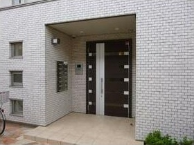 【エントランス】 | フィオーレア | 清潔なエントランスです