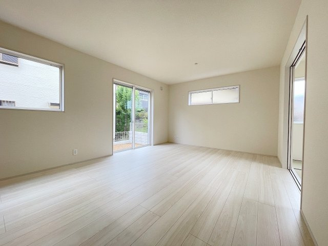 三郷市彦糸1丁目　新築戸建　全5棟　5号棟の居間・リビング|同施工会社の参考写真になります。