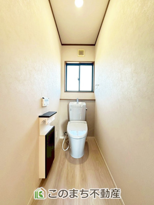 【トイレ】 | 宇都宮市鶴田３丁目戸建 | 小窓から換気ができて清潔なトイレスペース☆ウォシュレット搭載です！
