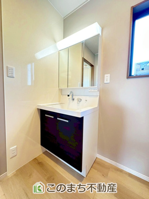 【独立洗面台】 | 宇都宮市鶴田３丁目戸建 | 収納豊富な3面鏡の洗面台にはハンドシャワー完備です
