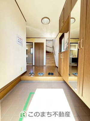 【玄関】 | 宇都宮市鶴田３丁目戸建 | 広々とした玄関スペース♪たくさんの靴を収納できる下駄箱もございます。
