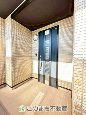 【玄関】 | 宇都宮市鶴田３丁目戸建 | 玄関周りは家の顔！スタイリッシュな玄関が特徴です！
