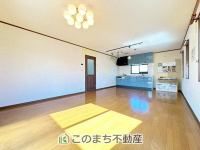 【居間・リビング】 | 宇都宮市鶴田３丁目戸建 | オープンでのびやかな空間を生み出す、こだわりの広がりとゆとり。家族と過ごす時間を大切にしたい方にぴったりの明るくゆとりある住空間です。
