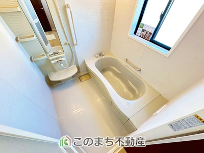 【浴室】 | 宇都宮市鶴田３丁目戸建 | 広々とした一坪タイプのバスはお子様と入っても余裕のある広さになっております！
