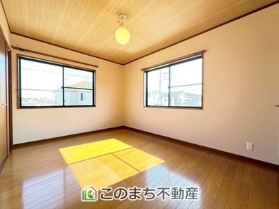 【洋室】 | 宇都宮市鶴田３丁目戸建 | 柔らかい陽光が差し込む明るいお部屋を演出する設計。彩光の取れる窓が気持ちの良いお部屋を創り上げます。
