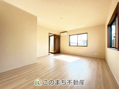 【洋室】 | 宇都宮市鶴田３丁目戸建 | 陽光がふんだんに降り注ぐお部屋です。陽だまりの空間で、プライベートなお家時間も快適にお過ごしいただけます♪
