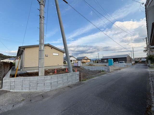 都城市高城町大井手の新築一戸建の前面道路含む現地写真