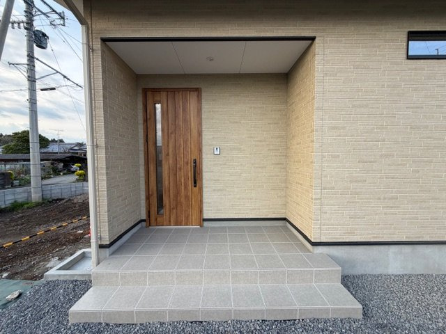 都城市高城町大井手の新築一戸建の玄関