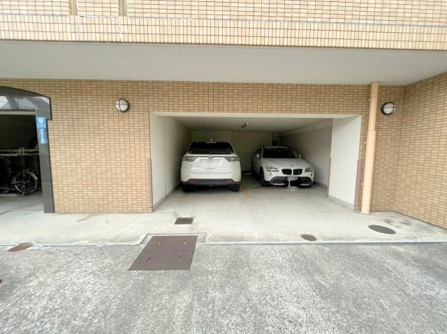 プルメリア東三国ウエストの駐車場