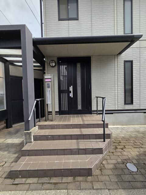 三鷹市中原３丁目の中古一戸建の玄関