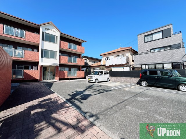 ファミーユ・レイの駐車場