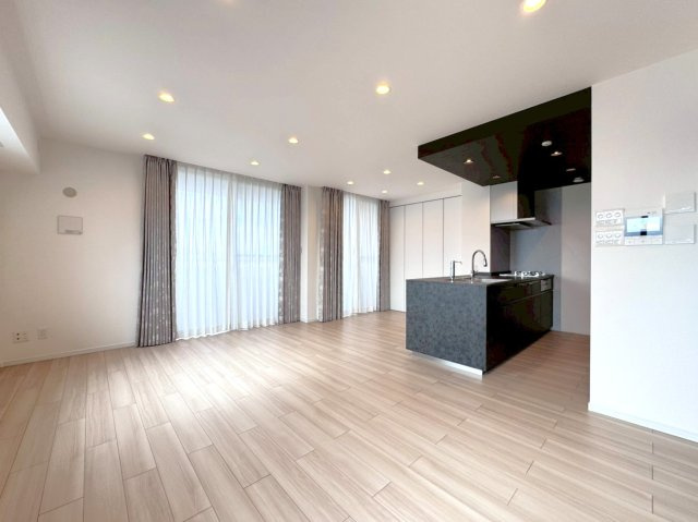 阪急と地下鉄の２沿線アクセス可◆全改装＆クロス全室張替◆ペット飼育可（規約有）◆アバンエスパス四条の居間・リビング|リビング