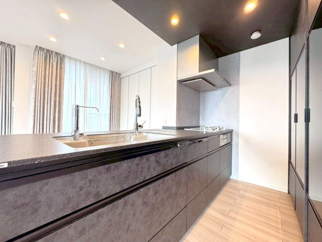 阪急と地下鉄の２沿線アクセス可◆全改装＆クロス全室張替◆ペット飼育可（規約有）◆アバンエスパス四条の居間・リビング|リビング